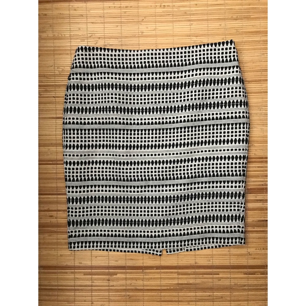 🔲🔳 Black & White Pencil Skirt // Classy Goodness